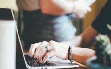 الشباب والتكنولوجيا.. بين الإحسـاس بالأمان وفخ الإدمان